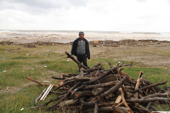 Antalya'da Kışlık Odun Toplamak İçin Sahile Akın Ettiler 5