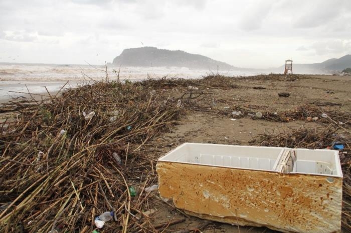 Antalya'da Kışlık Odun Toplamak İçin Sahile Akın Ettiler 7