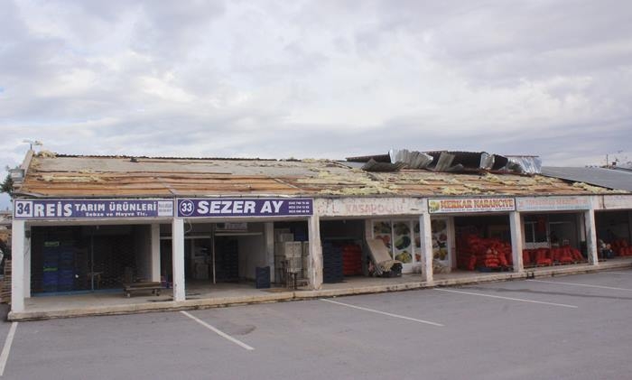 Antalya'nın Manavgat İlçesinde Fırtına Çatıyı Uçurdu 2