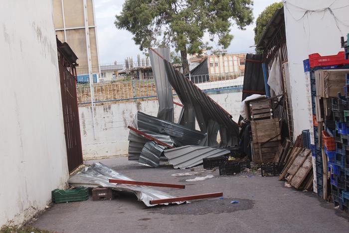 Antalya'nın Manavgat İlçesinde Fırtına Çatıyı Uçurdu 3