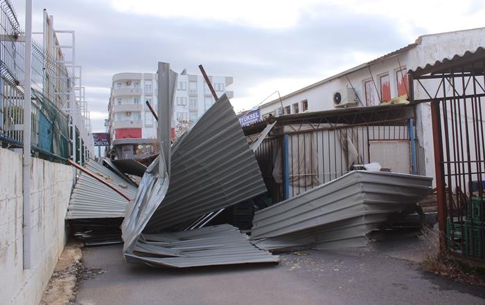 Antalya'nın Manavgat İlçesinde Fırtına Çatıyı Uçurdu 4