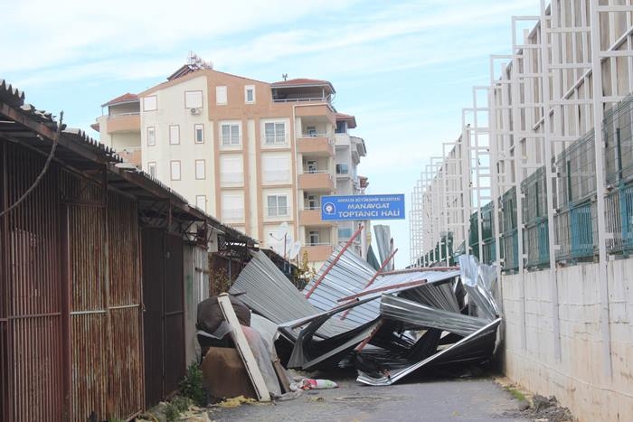 Antalya'nın Manavgat İlçesinde Fırtına Çatıyı Uçurdu 5