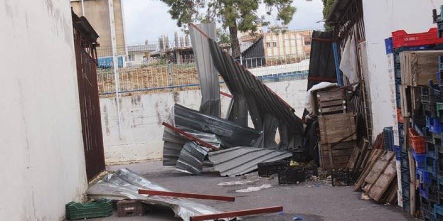 Antalya'nın Manavgat İlçesinde Fırtına Çatıyı Uçurdu