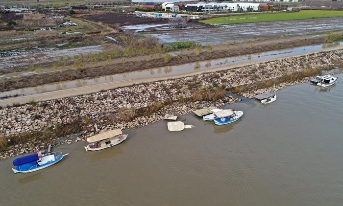 Antalya'da Dev Dalgalar Çay Üzerindeki Tekneleri Batırdı 10