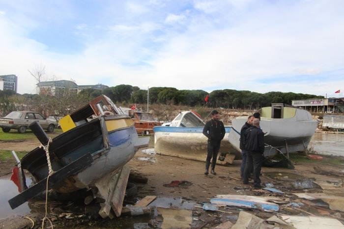 Antalya'da Dev Dalgalar Çay Üzerindeki Tekneleri Batırdı 12