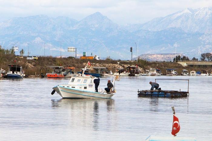Antalya'da Dev Dalgalar Çay Üzerindeki Tekneleri Batırdı 14