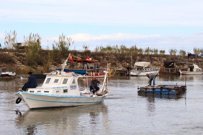 Antalya'da Dev Dalgalar Çay Üzerindeki Tekneleri Batırdı 16