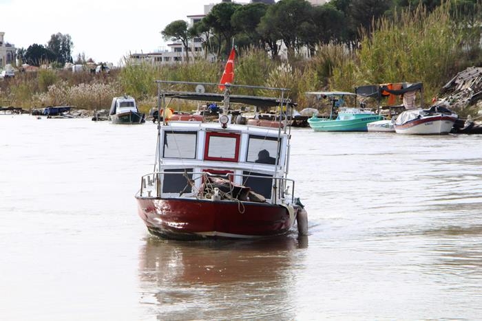 Antalya'da Dev Dalgalar Çay Üzerindeki Tekneleri Batırdı 17