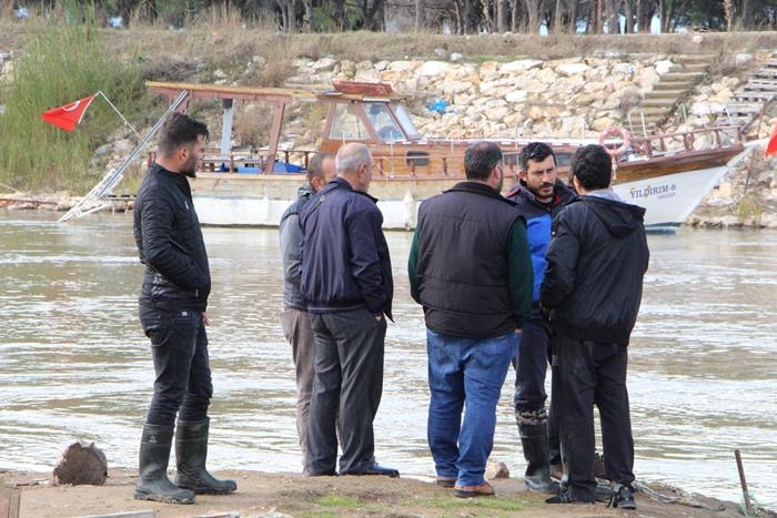 Antalya'da Dev Dalgalar Çay Üzerindeki Tekneleri Batırdı 2