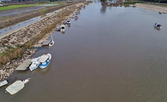 Antalya'da Dev Dalgalar Çay Üzerindeki Tekneleri Batırdı 4