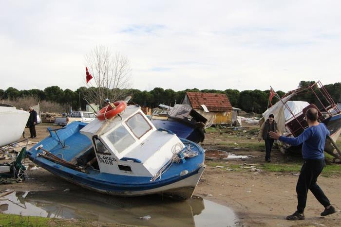 Antalya'da Dev Dalgalar Çay Üzerindeki Tekneleri Batırdı 5