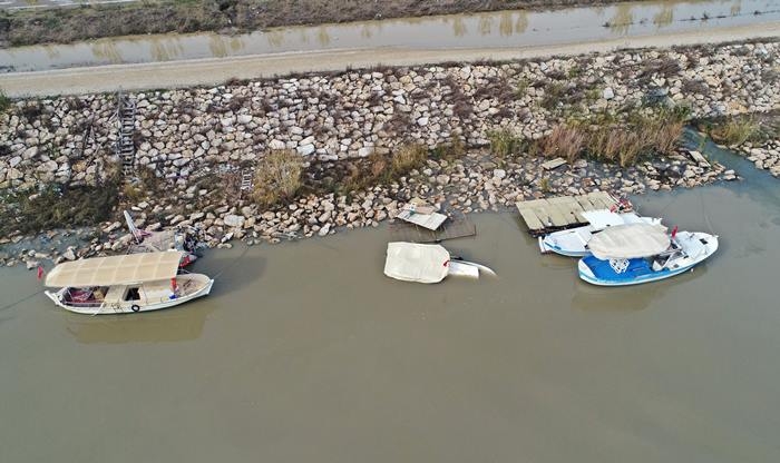 Antalya'da Dev Dalgalar Çay Üzerindeki Tekneleri Batırdı 9