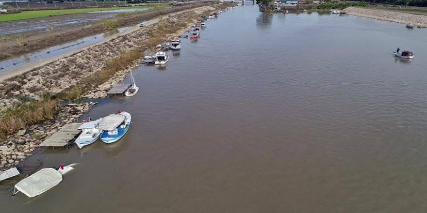 Antalya'da Dev Dalgalar Çay Üzerindeki Tekneleri Batırdı