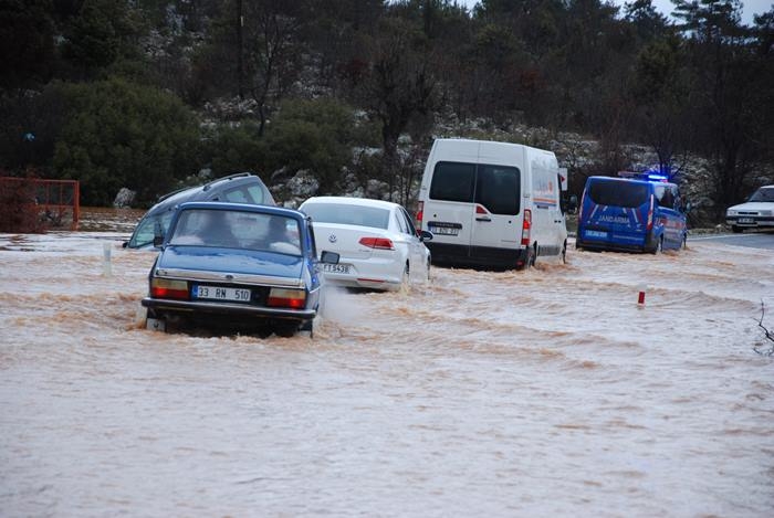 Sel Sularına Kapılan Araçtakileri Karayolları Ekipleri Kurtardı 2