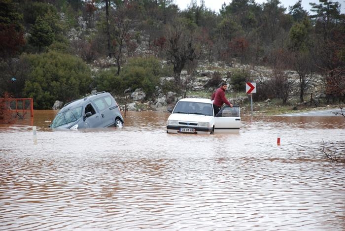 Sel Sularına Kapılan Araçtakileri Karayolları Ekipleri Kurtardı 3