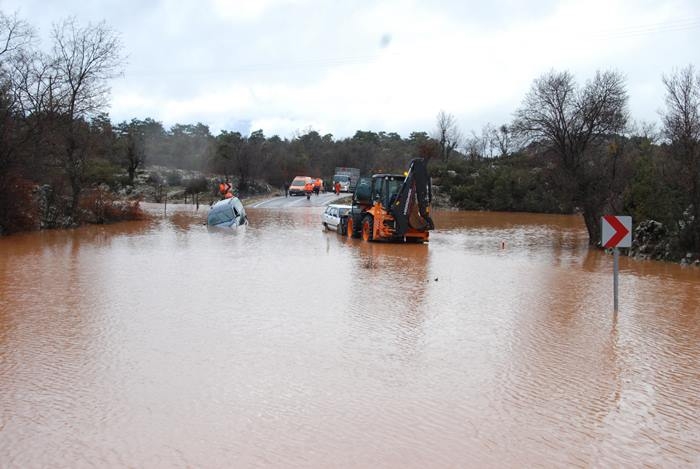 Sel Sularına Kapılan Araçtakileri Karayolları Ekipleri Kurtardı 4