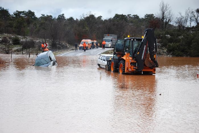 Sel Sularına Kapılan Araçtakileri Karayolları Ekipleri Kurtardı 5