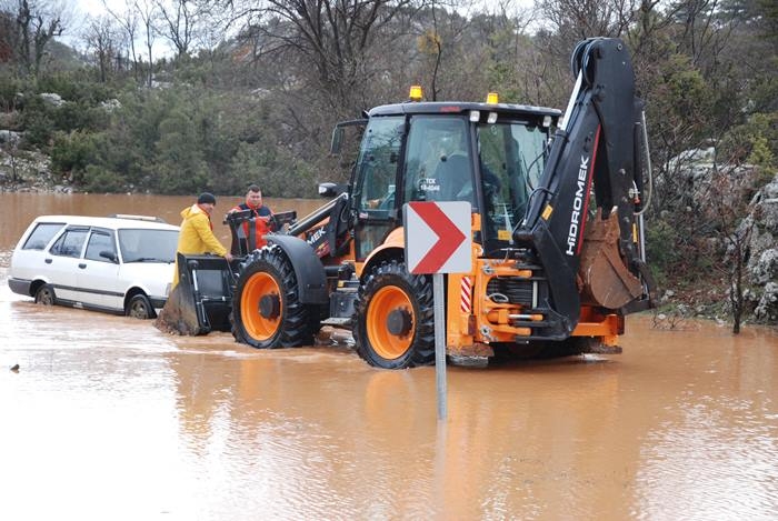 Sel Sularına Kapılan Araçtakileri Karayolları Ekipleri Kurtardı 6