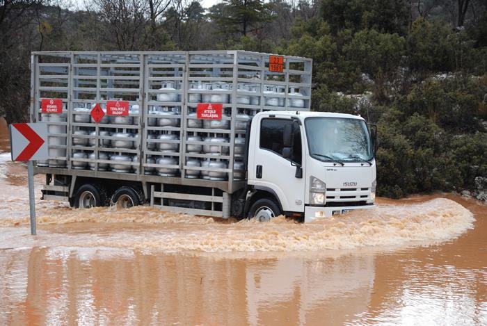 Sel Sularına Kapılan Araçtakileri Karayolları Ekipleri Kurtardı 7