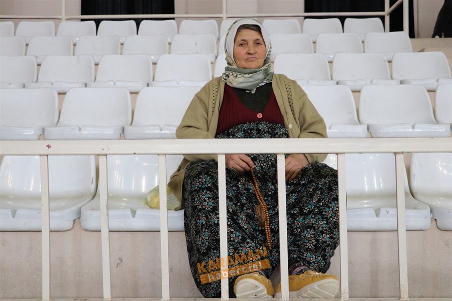 Karaman Elinde Tesbihle Kızına Destek Olan Kadını Konuşuyor 1