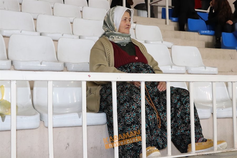 Karaman Elinde Tesbihle Kızına Destek Olan Kadını Konuşuyor 2