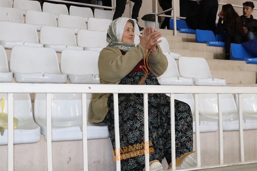 Karaman Elinde Tesbihle Kızına Destek Olan Kadını Konuşuyor 3