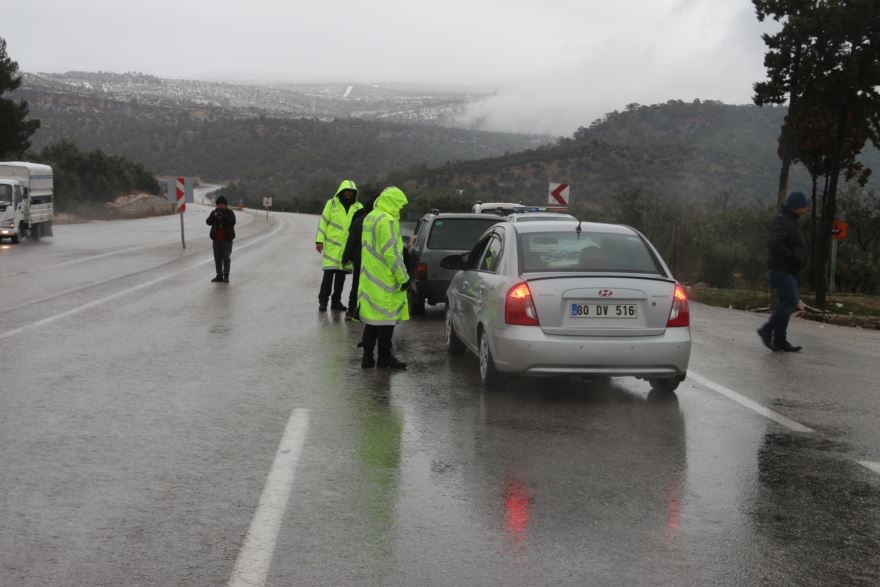 Mersin'i Karaman'a Bağlayan Mut İlçesindeki Sertavul Geçidi Zincirsiz Ge 7