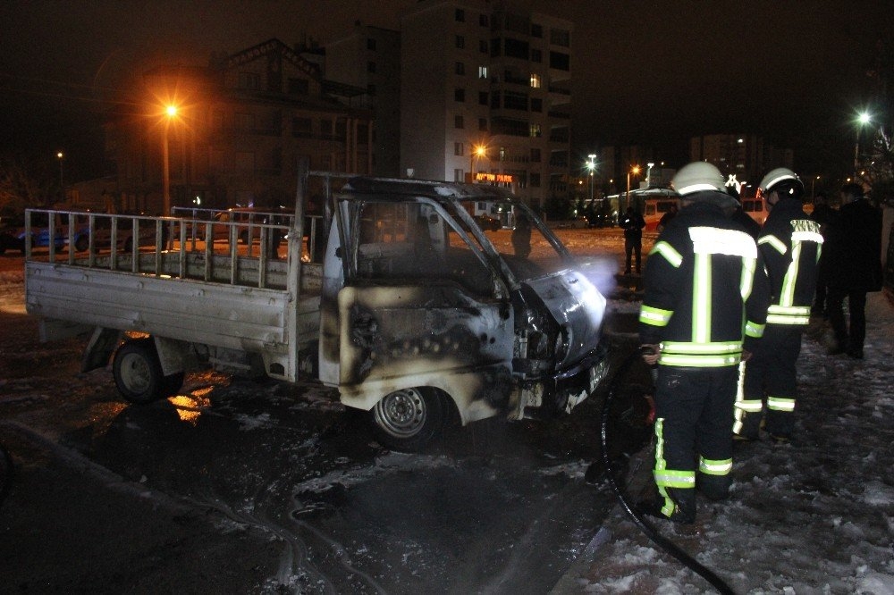 Karaman’da Park Halindeki Kamyonet Alev Alev Yandı 2