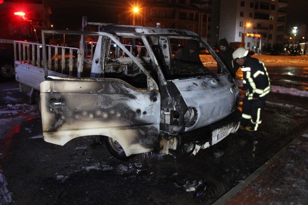 Karaman’da Park Halindeki Kamyonet Alev Alev Yandı 3