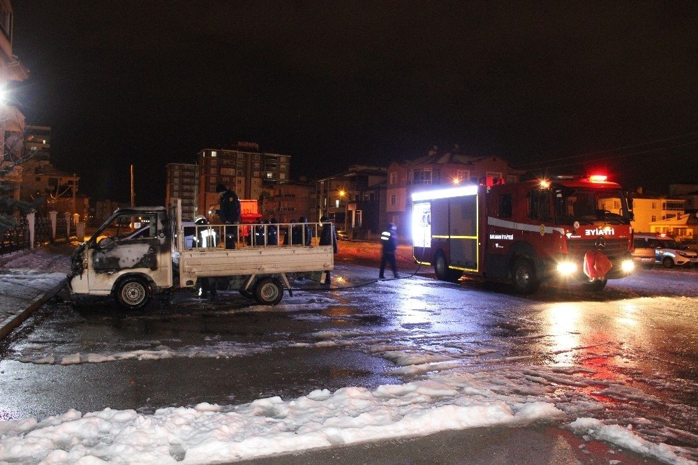 Karaman’da Park Halindeki Kamyonet Alev Alev Yandı 4