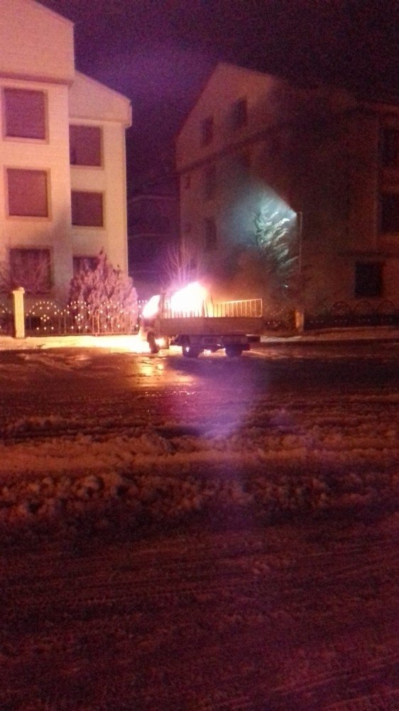 Karaman’da Park Halindeki Kamyonet Alev Alev Yandı 6