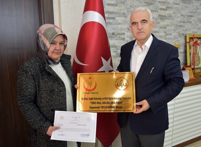 Beyaz Bayrak Almaya Hak Kazanan Okullara Sertifikaları Verildi 4