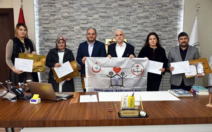 Beyaz Bayrak Almaya Hak Kazanan Okullara Sertifikaları Verildi 9