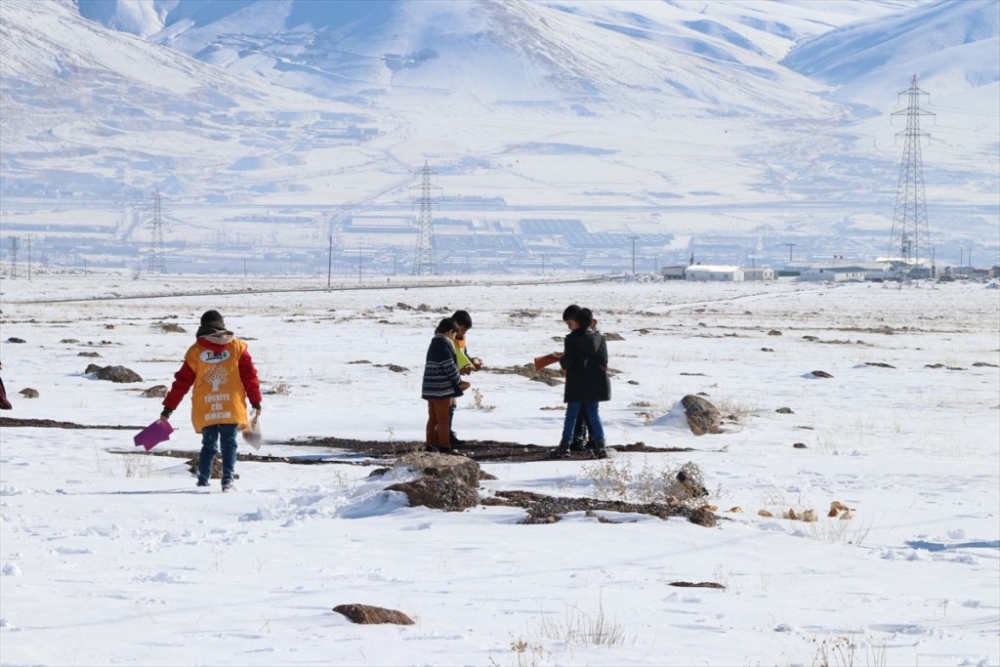 Niğde'de Minik Öğrenciler Hayvanlar İçin Doğaya Yem Bıraktı 2