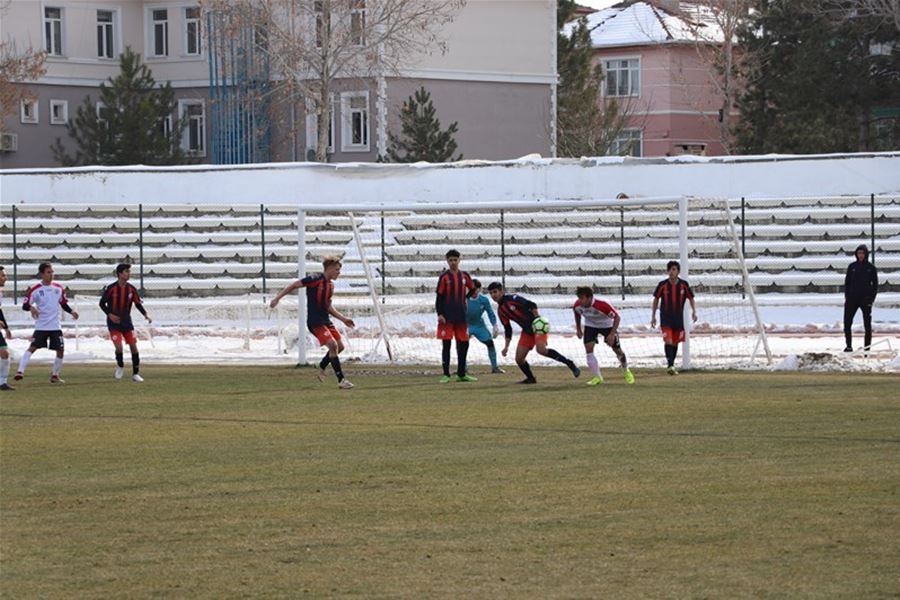 Karaman'da Genç Erkekler Futbol Grup Müsabakaları Heyecanı 16