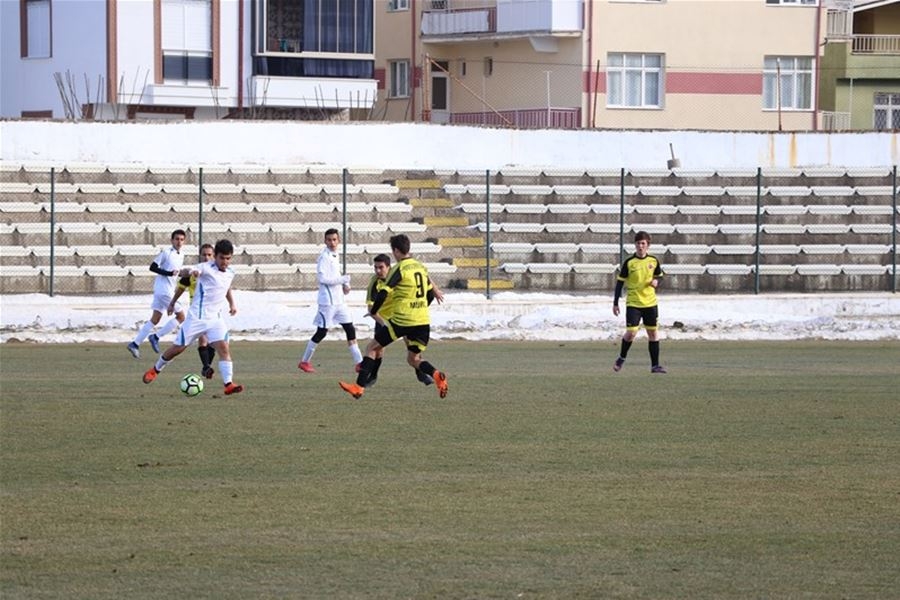 Karaman'da Genç Erkekler Futbol Grup Müsabakaları Heyecanı 39