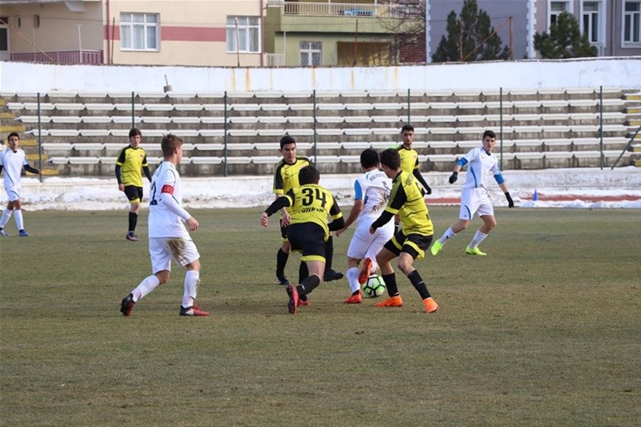 Karaman'da Genç Erkekler Futbol Grup Müsabakaları Heyecanı 44