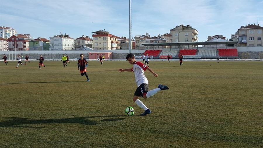 Karaman'da Genç Erkekler Futbol Grup Müsabakaları Heyecanı 5