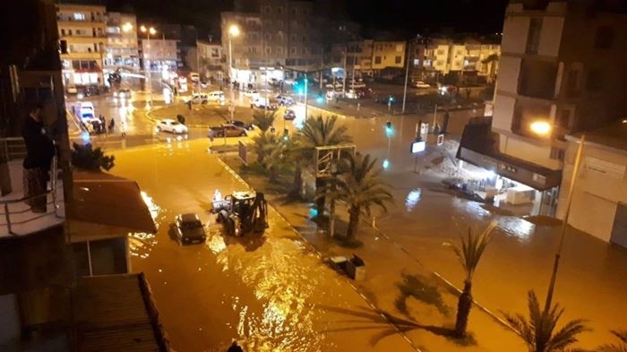 Mersin’i Gündüz Fırtına, Akşam Sağanak Yağmur Vurdu 2