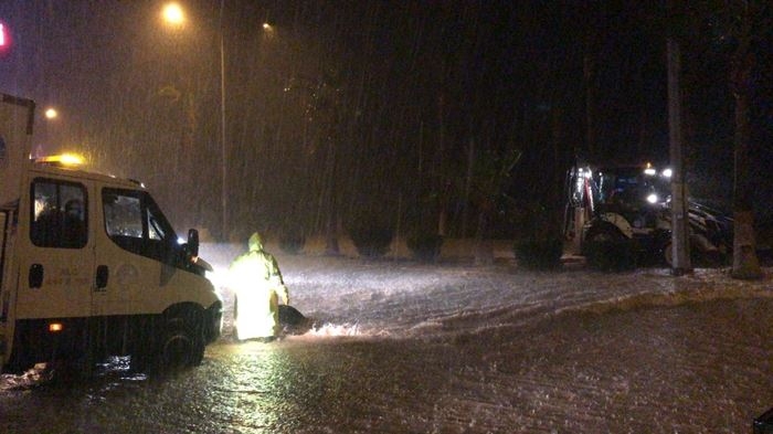 Mersin’i Gündüz Fırtına, Akşam Sağanak Yağmur Vurdu 3
