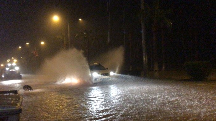 Mersin’i Gündüz Fırtına, Akşam Sağanak Yağmur Vurdu 4