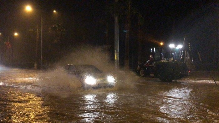 Mersin’i Gündüz Fırtına, Akşam Sağanak Yağmur Vurdu 5