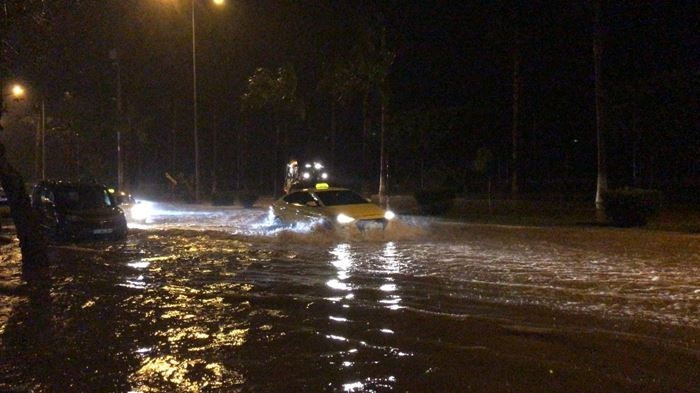 Mersin’i Gündüz Fırtına, Akşam Sağanak Yağmur Vurdu 6