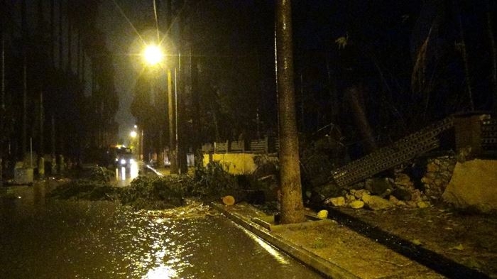 Mersin’i Gündüz Fırtına, Akşam Sağanak Yağmur Vurdu 8