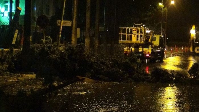 Mersin’i Gündüz Fırtına, Akşam Sağanak Yağmur Vurdu 9