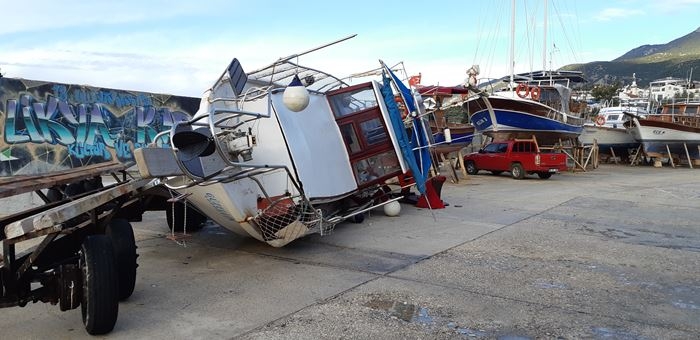Antalya'da Fırtına Karadaki Tekneyi Devirdi 1