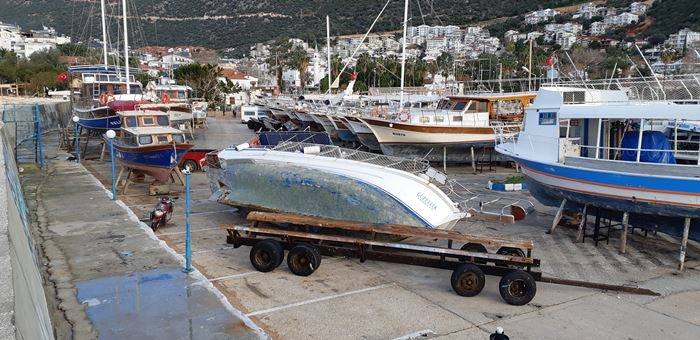 Antalya'da Fırtına Karadaki Tekneyi Devirdi 2