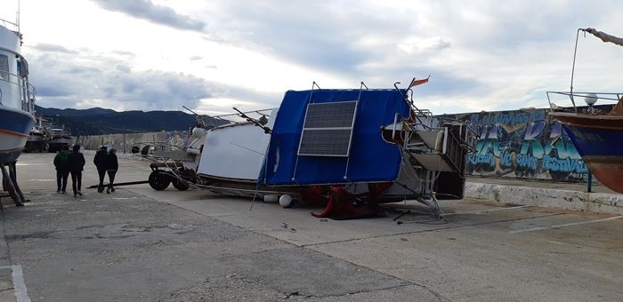 Antalya'da Fırtına Karadaki Tekneyi Devirdi 3