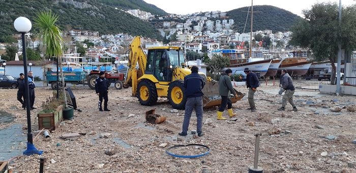 Antalya'da Fırtına Karadaki Tekneyi Devirdi 8