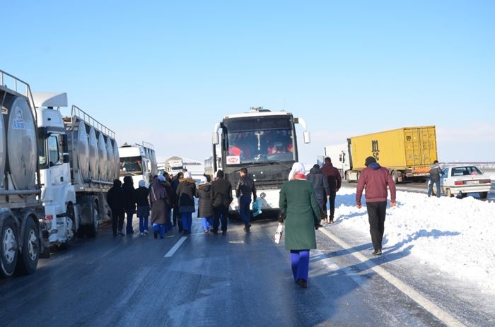 Karaman'dan Ereğli'ye Giden İşçi Servisi Kaza Yaptı 4